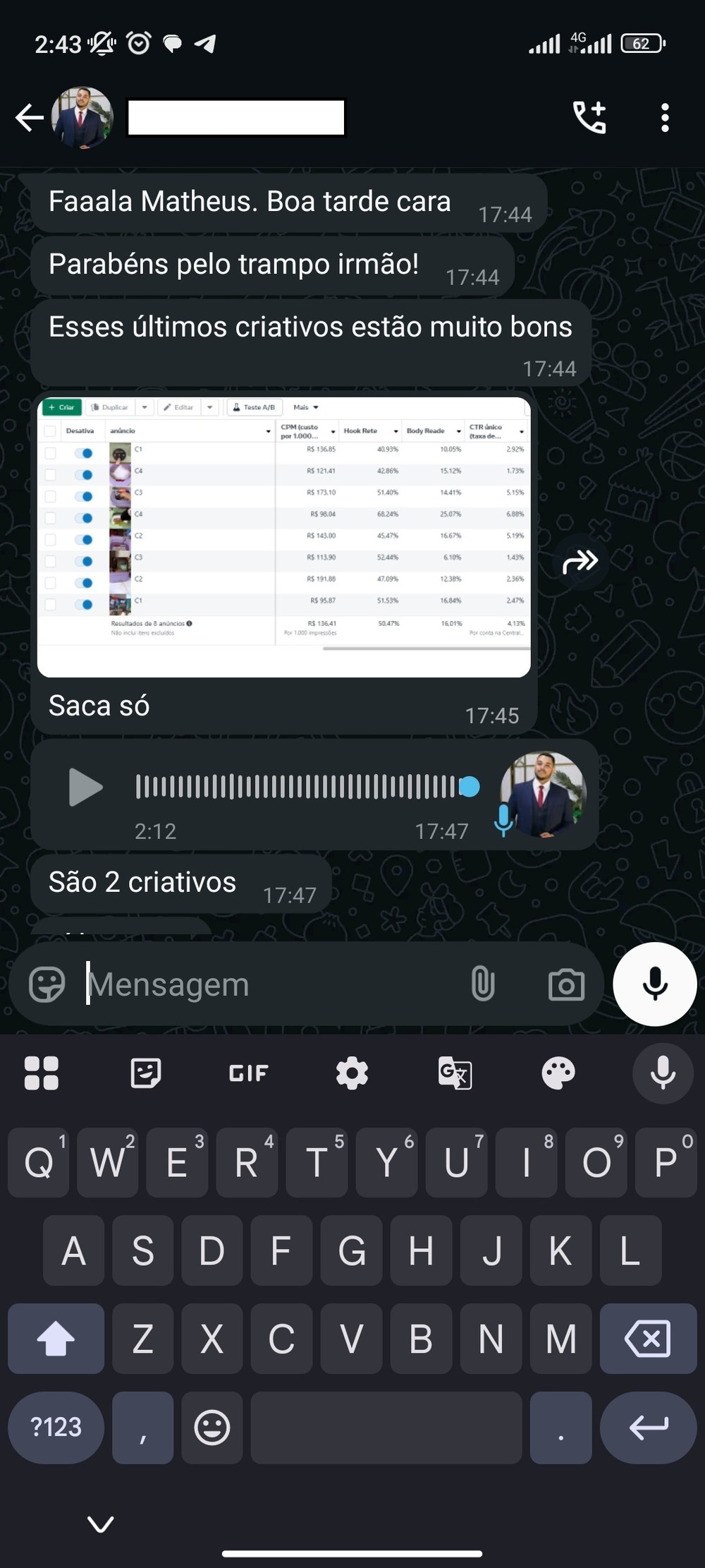 Cliente comentando os criativos entregues